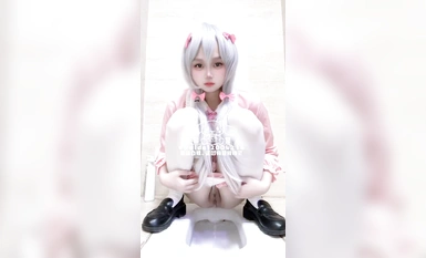 対照的な雌犬は、屋外で顔を見せて「だらだら」しています。彼女は飼い主の父親に浣腸され、肛門を持ち上げられて潮吹きします。野外で露出・放尿調教、緊張感と興奮が楽しみ【前編】 (1)
