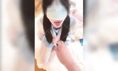 섹시한 창녀 "Eriyi"의 아빠가 그녀의 큰 엉덩이를 잡고 그녀를 세게 박았습니다. 너무 아팠지만 아빠가 뒤에서 할 때 가장 편안하다고 말했습니다(2).