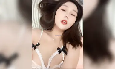 重磅！太美了！萬人舔屏意淫極品女神【寶児coco】收費福利，顏值高表情騷，大奶一線天饅頭慫鏡頭紫薇挑逗 (1)