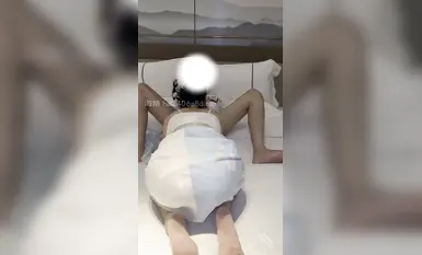 【海角大神】 我的白虎稚嫩的姐姐，借著給她穿漢服拍寫真的借口勾引我，最後讓我爆草一頓，姐姐敏感了，高潮無限噴水，嘴裡還喊著不要了，不要了，真的太淫了