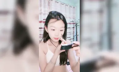 [딸기 먹는 걸 좋아해요] 청순하고 하얗고 부드러운 젊은 여성이 자신의 보지 손가락질과 자위 행위를 라이브 스트리밍하고 있으며 손가락을 보지에 삽입하고 정액으로 덮고 있습니다. (4)