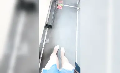 淫水直泄~【黛西老师】商场~马路~树林~勾搭技师内射一屁股~露脸，真实刺激，时刻提防路边的行人(3)