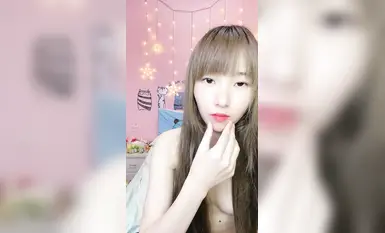 初次下海的美女宝贝，全程露脸听狼友指挥直播揉奶玩逼，奶子上还有纹身，脱光光道具抽插，浪叫呻吟精彩刺激
