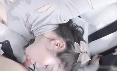 Ipinikit ng mag-asawang Japanese Internet celebrity ang kanilang mga mata habang sinisikmura nila ang maliit na puki ng puting tigre sa isang pagsabog ng kotse!