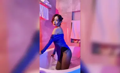 王馨瑶-抹油蓝衣