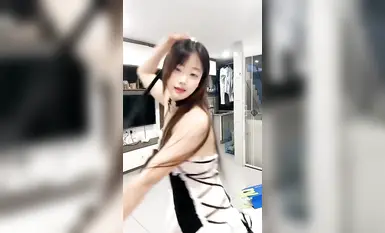 슈퍼 톱 소녀인 그녀는 전체 과정에서 그녀를 유혹하기 위해 섹시한 의상을 입고 얼굴을 보여주고, 열정적인 쇼에서 옷을 벗고 춤을 추고, 늑대 친구들과 대화하고 지시를 듣고, 가슴을 문지르고 보지를 가지고 놀고, 닫습니다. -업은 정말 신나는 일이야