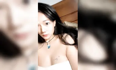 Ang napakahusay na dalaga na may magandang hitsura ay napakahusay sa pang-akit sa kanyang kaibigang lobo kapag ipinakita niya ang kanyang mukha Sa patnubay ng kaibigang lobo, naghuhubad siya, hinihimas ang kanyang mga suso at pinaglalaruan ang kanyang puk