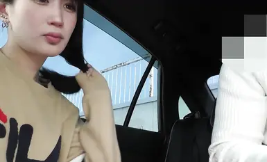 车震口爆极品美女，看上去很清纯却口技醇熟，吸裹舔食肉棒爆浆