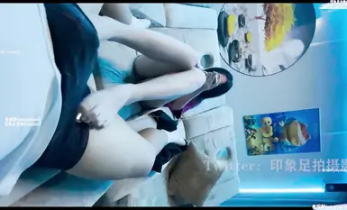 아마추어 학생 소녀가 아름다운 다리로 놀고 그녀의 발을 감동시킵니다, 9부 2(2)