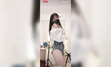 Douyin celebrity dancer @宁向(向向) member group performs large-scale nude dance (22)