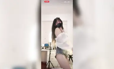 Douyin celebrity dancer @宁向(向向) member group performs large-scale nude dance (22)