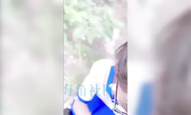 淫女绿妻鬼父乱伦【家有爱女初长成】✅送小女儿去学校，半路被我带进小树林，路上一直有人，最后被迫去车震