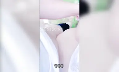 淫女绿妻鬼父乱伦【家有爱女初长成】✅送小女儿去学校，半路被我带进小树林，路上一直有人，最后被迫去车震