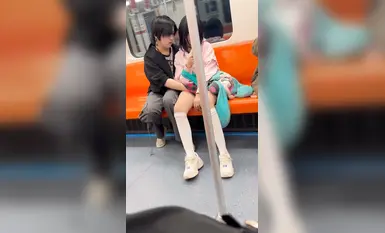 Mabangis na Mag-asawang Naka-unbutton sa Subway