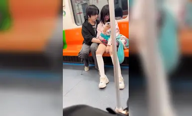 Mabangis na Mag-asawang Naka-unbutton sa Subway