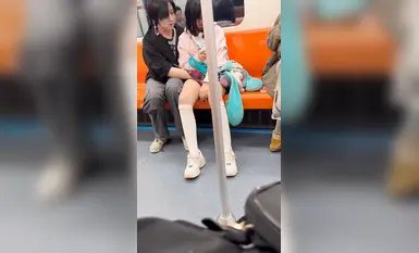 Mabangis na Mag-asawang Naka-unbutton sa Subway