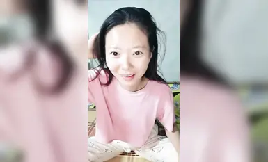 2024年11月，新人，極品良家美女，【寶貝乖乖】，床上倆枕頭，看來是跟男友同居了，純素顏，很大方全脫！