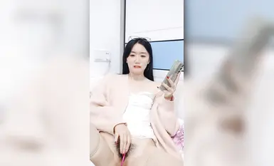 白絲露臉文靜的小少婦在家一個人發騷，跟狼友互動撩騷，逼里塞著跳蛋震動自慰，特寫給狼友展示，酸爽誘人