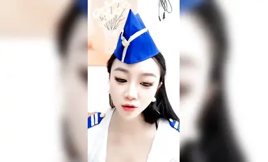 极品御姐的制服诱惑，全程露脸空姐白丝装扮，跟狼友撩骚互动，揉奶玩逼特写展示，淫声荡语不断