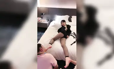 [Wanita berkaki panjang berstokin hitam melatih 2 hamba lelaki] Cambuk menampar muka dan menghinanya, meminta anjing jantan itu merangkak dan menjilat kakinya