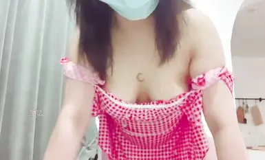 清纯可爱小母狗嫩妹【包崽崽崽】民宿play 肉嘟嘟可爱粉嫩小穴湿粘淫汁，被主人爸爸抓着头发用力的插入她的骚逼(2)