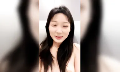 白桃味的悠悠深夜露臉撩騷狼友，清純可愛的小妹全裸互動，掰開騷狼友給狼友看特寫，撅著屁股求草淫聲盪語不斷