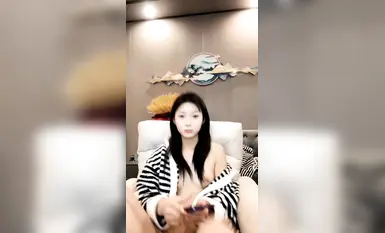 白桃味的悠悠深夜露臉撩騷狼友，清純可愛的小妹全裸互動，掰開騷狼友給狼友看特寫，撅著屁股求草淫聲盪語不斷