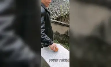 【12月无水印重磅】，推特极限露出天花板，反差婊【风筝断了线】福利，各种户外人前露出，勾引老头，3P（2）
