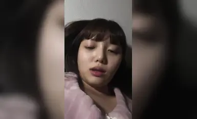 【良家少婦居家和炮友視頻自慰噴水視頻流出】這猶豫的眼神一看就是性慾太強平時沒少摳，動作熟練，完美露臉 (1)