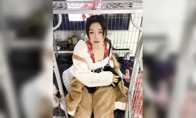 Gadis loli pelajar tulen membezakan "baby_puppy" jalang yang melancap di dalam sangkar anjing Bahagian atas badan adalah gadis yang baik, dan bahagian bawah badan mempunyai alat penggetar yang dimasukkan ke dalam lubang merah jambu yang seksi~ (