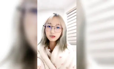 顏值很高的小妹睡醒就發騷，吸煙很有范，跟狼友互動秀新買的硅膠假雞巴，口交玩弄特寫騷穴都快插進去了真騷