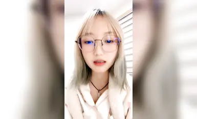 顏值很高的小妹睡醒就發騷，吸煙很有范，跟狼友互動秀新買的硅膠假雞巴，口交玩弄特寫騷穴都快插進去了真騷