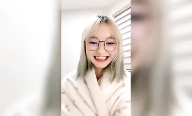 顏值很高的小妹睡醒就發騷，吸煙很有范，跟狼友互動秀新買的硅膠假雞巴，口交玩弄特寫騷穴都快插進去了真騷