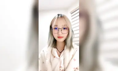 顏值很高的小妹睡醒就發騷，吸煙很有范，跟狼友互動秀新買的硅膠假雞巴，口交玩弄特寫騷穴都快插進去了真騷