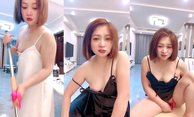Ang tukso ng isang young mature na babae, na nagpapakita ng kanyang mukha sa seksing pajama sa buong proseso, nakikipag-ugnayan sa mga kaibigang lobo para asarin at pakinggan ang mga tagubilin, gamit ang vibrator at masturbating props, at ginagawang orgas