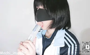 极品嫩妹-Mochi_inunyan-新偷看色情漫画的校服女孩