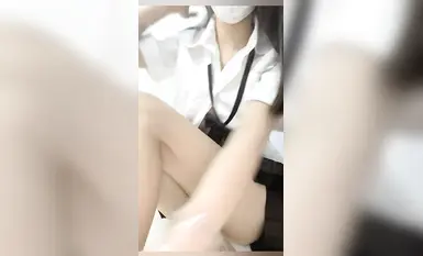 "Girls and Cats" JK girl shows her beautiful feet