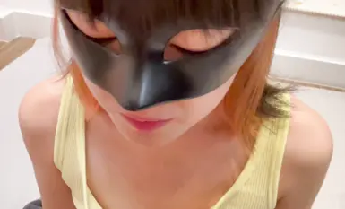 궁극의 대조 암캐 [Zhu Zi]는 두 번째로 소변을 마시고 컵을 사용하여 주인의 노랗고 탁한 소변을 한 방울도 남기지 않고 완전히 마십니다.