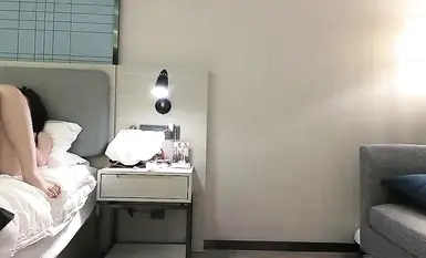 Nagbabayad ng maraming pera upang makipag-ugnay sa isang magandang dalaga na may maputi at malambot na balat