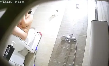 ตั้งกล้องไว้ถ่ายแฟนเพื่อนร่วมห้องกำลังอาบน้ำ