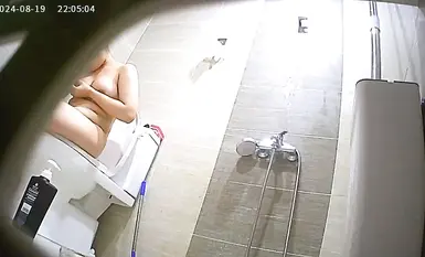 ตั้งกล้องไว้ถ่ายแฟนเพื่อนร่วมห้องกำลังอาบน้ำ