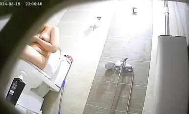 ตั้งกล้องไว้ถ่ายแฟนเพื่อนร่วมห้องกำลังอาบน้ำ