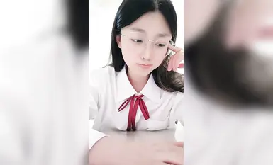 2024年12月新人学生妹【小肉肉】，一股清流，眼镜反差嫩妹，让人眼前一亮，初恋风纯欲脸大尺度全脱！ (2)