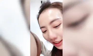 甜美20小妹新人來襲！長腿和砲友操逼，靈活小舌頭舔屌，跪在椅子上後入美臀