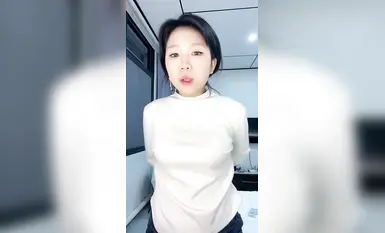 약간 통통한 여고생 [Xinxin La La La] 소품 69로 자위하고 서로의 개 가죽 끈을 핥고 격렬하게 섹스 (2)