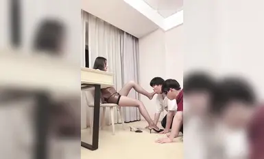 【女王调教】师范大学反差婊女王调教男奴，小鲜肉主动张嘴吞口水，好会玩