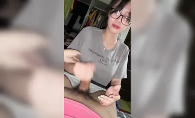 Sinh viên đại học đĩ với kính cho bạn trai của cô ấy một thổi kèn