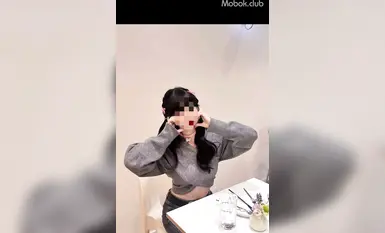 A collection of 2 member benefits of the master of picking up girls, Qingqing senior, having sex with two pink and pure school girls in various positions 1-1 (2)