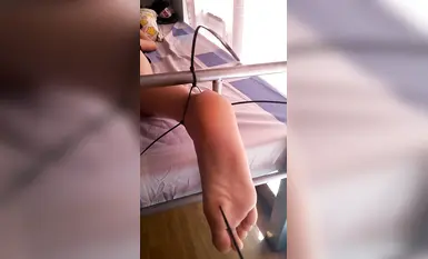 겉은 순수하지만 속은 창녀인 그녀는 남자친구에게 작은 년이 되도록 훈련을 받았습니다 (2)
