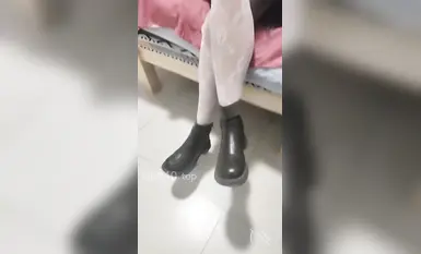 海角亂倫大神【19歲女兒】女兒說跟她男朋友做就是穿的這個白襪，讓我獸欲大發，莫名刺激